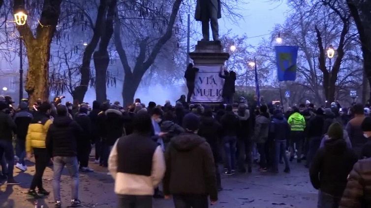 121esimo Lazio, tifosi festeggiano a Piazza Libertà tra assembramenti e cori