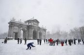 Battaglia a palle di neve in piazza a Madrid: il video surreale