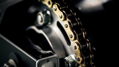 Pulire la catena della moto: come fare e quali prodotti usare