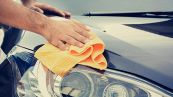 Lavare l'auto a mano: come farlo a casa