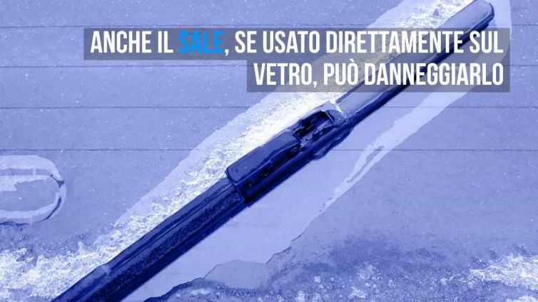 Ghiaccio sul vetro dell'auto? Usa il sale, ma fai attenzione