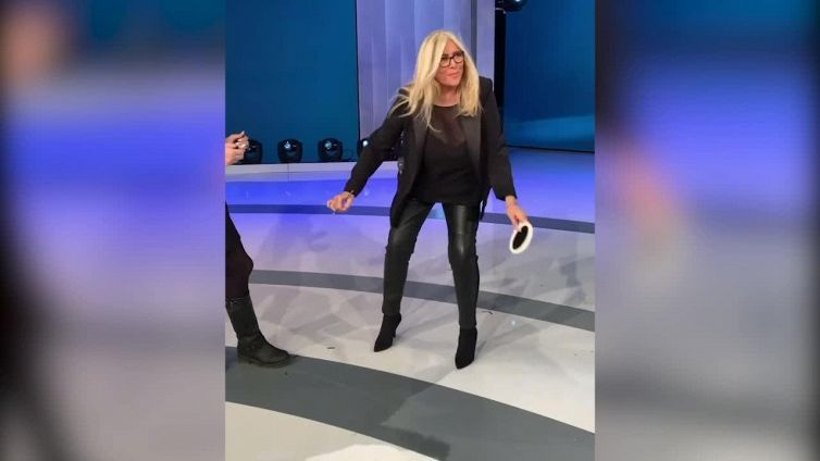 Mara Venier trionfa a Domenica in col look in pelle