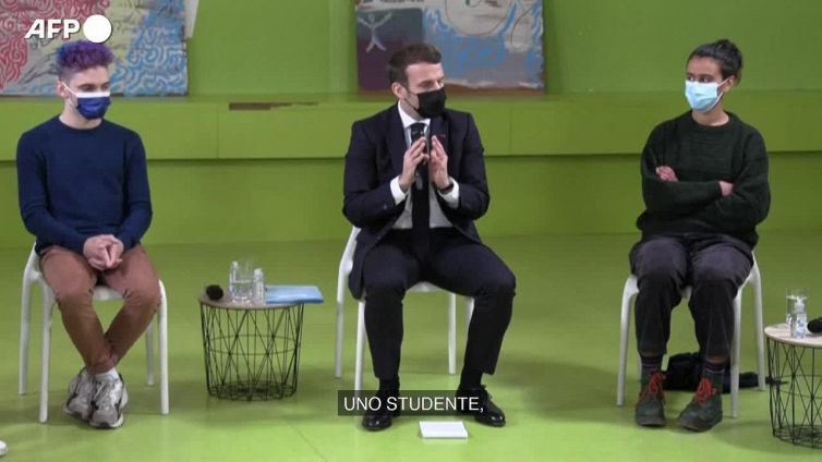 Francia, la proposta di Macron: "Universitari come i lavoratori"