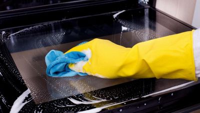 Come pulire il vetro del forno: consigli e prodotti