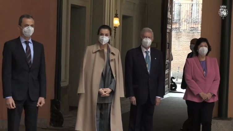 Letizia di Spagna ricicla il maxi tailleur