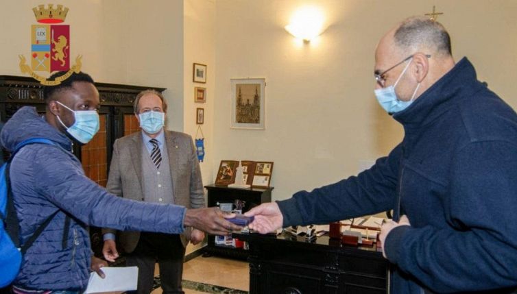 Trova un portafoglio e lo restituisce: la storia di Victor
