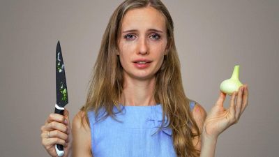 Cipolle, come sbucciarle ed affettarle senza piangere