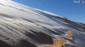 Sahara, l'eccezionale nevicata imbianca le dune di sabbia