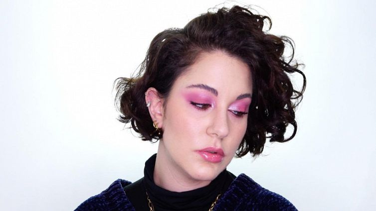 Makeup rosa luminoso e delicato con soli due ombretti