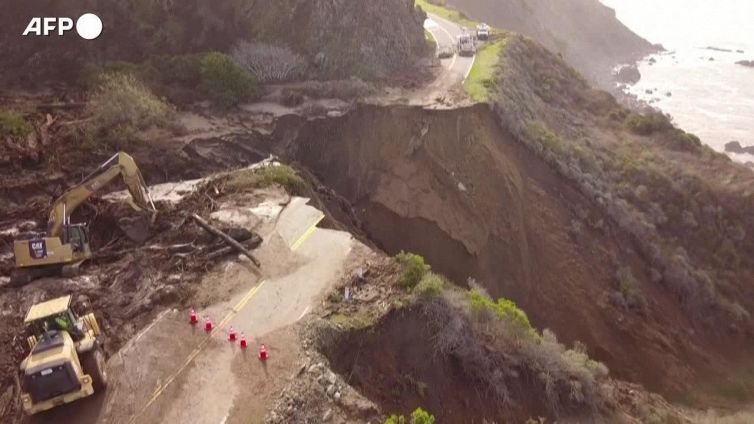 California, cinquanta metri di strada sprofondano nel Pacifico