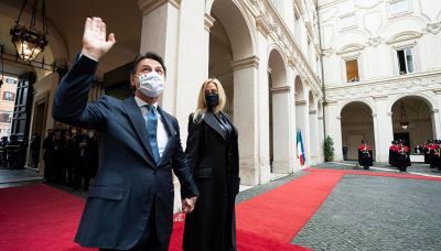 Olivia Paladino accanto a Giuseppe Conte, emozione e look impeccabile