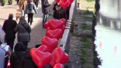 San Valentino, Milano: invasione di palloncini a forma di cuore sui Navigli