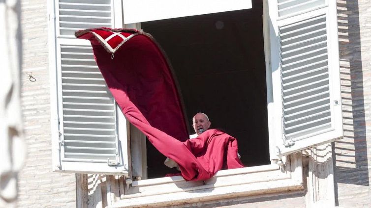Piazza San Pietro, il vento "gioca" con il drappo alla finestra del Papa