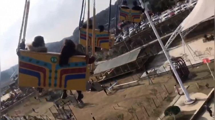 Il pauroso crollo della giostra gigante