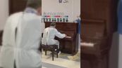 Vaccino Covid, a Bacoli medico suona pianoforte per gli over 80