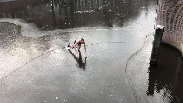 Pattinatore cade nel lago ghiacciato: il video è virale ma piovono critiche