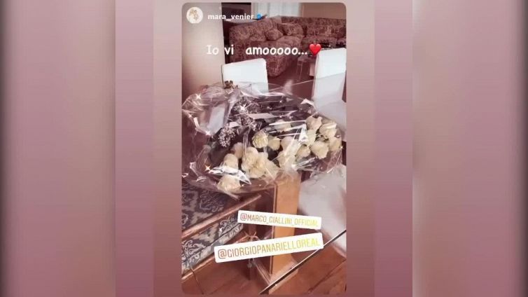 Mara Venier riceve delle rose e non sono di suo marito