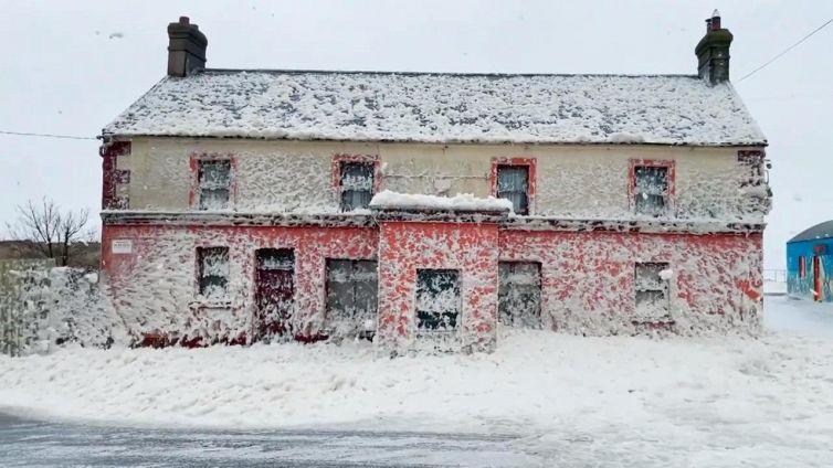 La schiuma del mare ricopre un villaggio in Irlanda