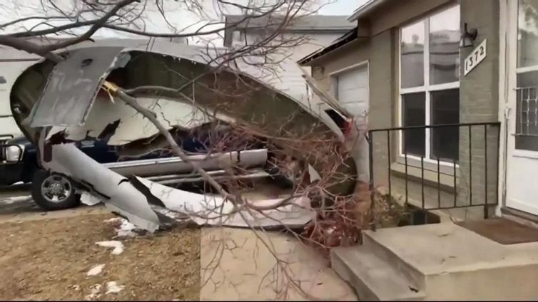 I detriti di un aereo dopo un guasto in volo finiscono tra le case