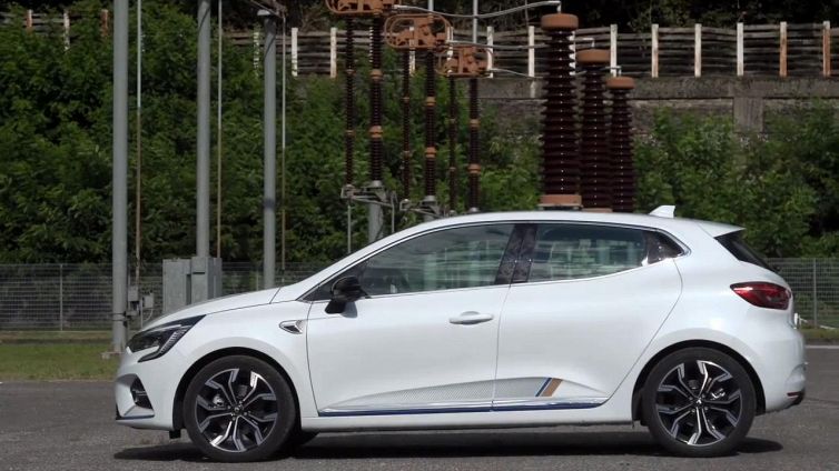 Renault Clio E-Tech: prova su strada della best-seller francese