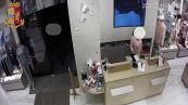 Milano, le immagini della rapina al negozio di intimo in cui rimase ferita una commessa