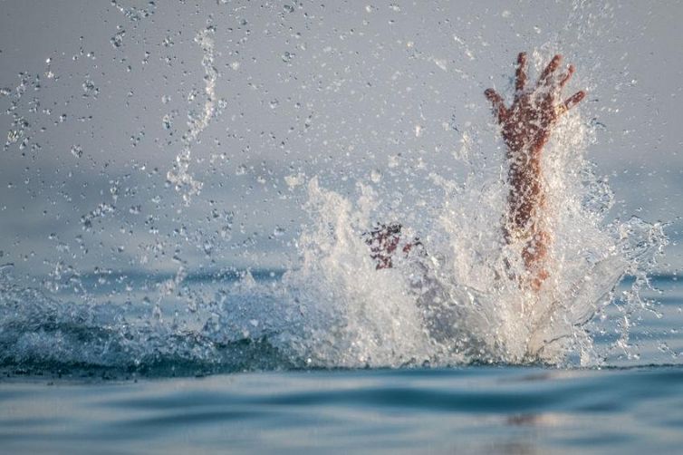 Si sente male, cade dalla nave e sopravvive in mare aperto