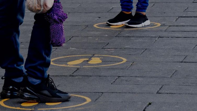 Variante inglese, un metro di distanza non basta più: l'ipotesi