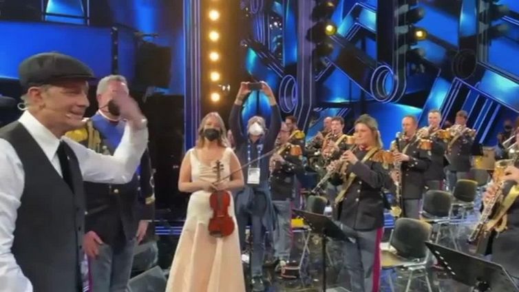 Sanremo, Fiorello direttore d'orchestra sulle note dell'Inno di Mameli