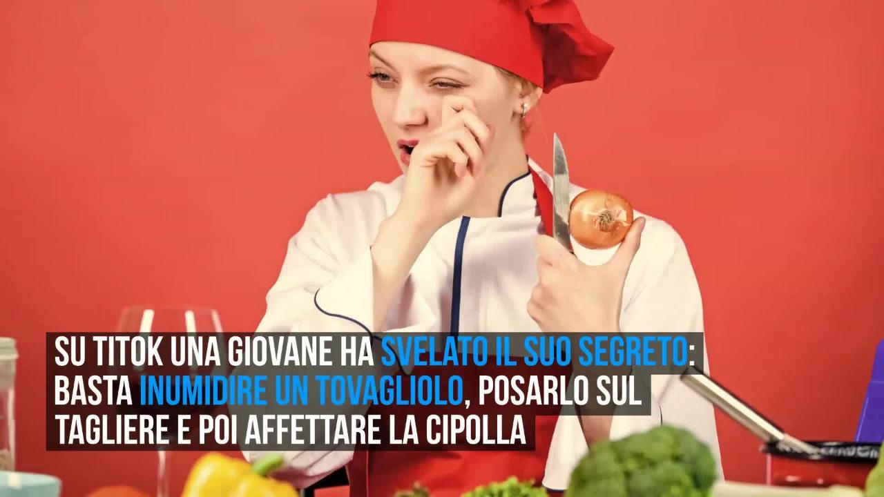 Tagliare la cipolla senza piangere: il trucco del tovagliolo