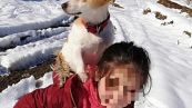 Bambina porta in spalla il cane malato dal veterinario