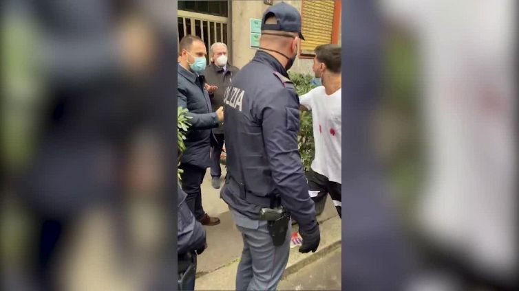 Fabrizio Corona torna in carcere: le immagini dell'arrivo degli agenti a casa sua