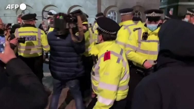 Londra, continuano le proteste per la morte di Sarah Everard