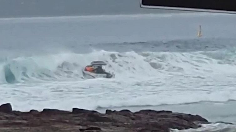 La barca sfida le onde: l'esito è disastroso