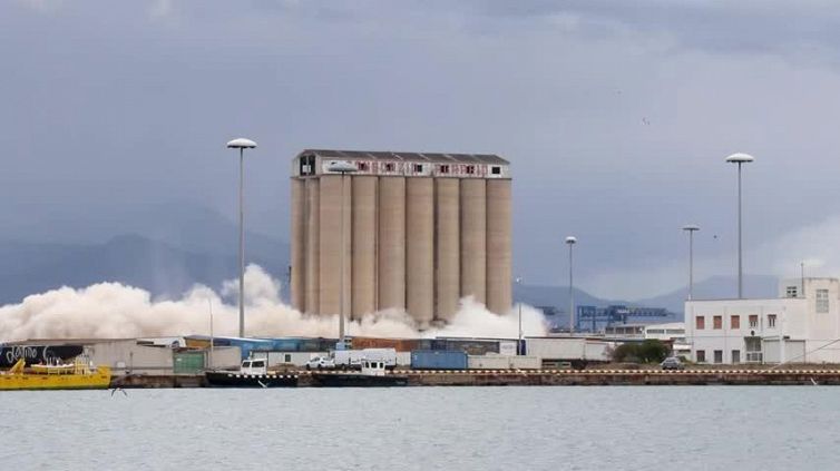Giù la torre: la demolizione del silos di Cagliari è spettacolare