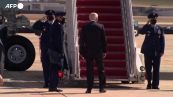 Biden inciampa tre volte salendo le scale dell'Air Force One