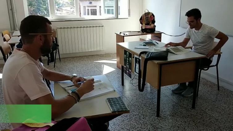 Scuola in dad, il professore scrive e canta canzoni per i suoi studenti