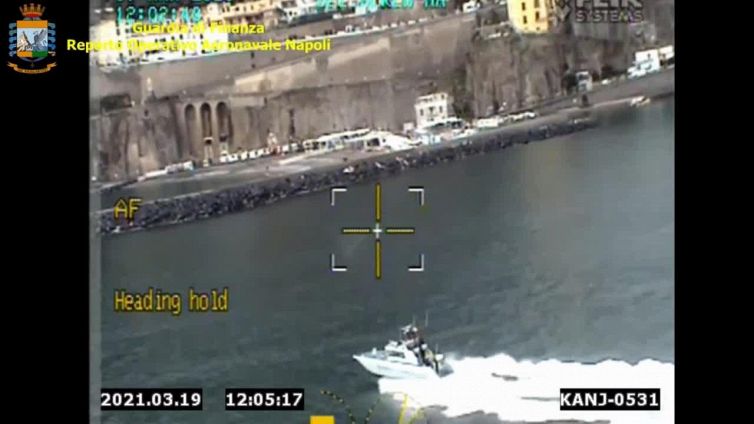 Napoli, 12 arresti per pesca di frodo dei datteri di mare