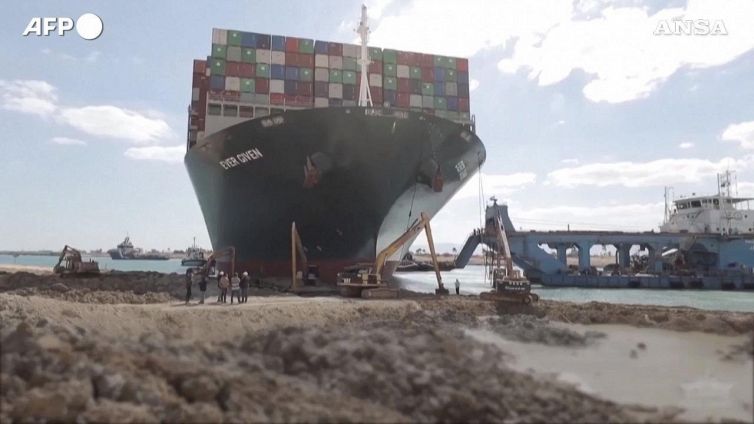 Così hanno spostato la nave che bloccava il Canale di Suez