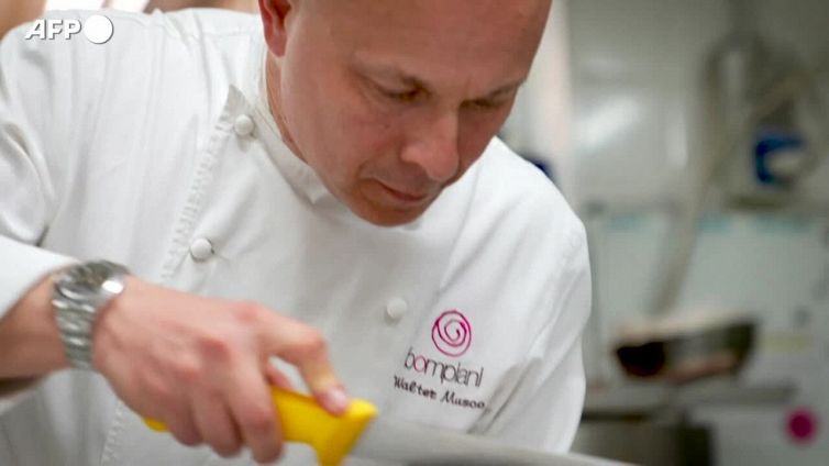 Il pasticciere che trasforma le uova di Pasqua in opere d'arte a Roma