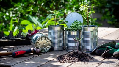 5 oggetti da riciclare per arredare il giardino