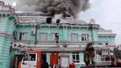 Russia, i medici completano un intervento al cuore durante un incendio