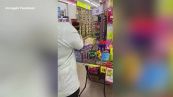 Thailandia, un varano entra in un supermercato e si arrampica sugli scaffali