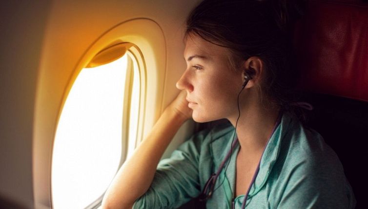 Viaggio in aereo, perché non bisogna appoggiarsi al finestrino