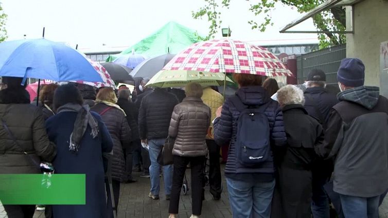 Lombardia, assembramenti sotto la pioggia e disagi per la corsa vaccinale agli over 80