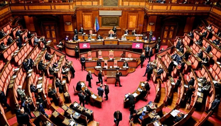 Vitalizi, stop alla sospensione per i parlamentari condannati