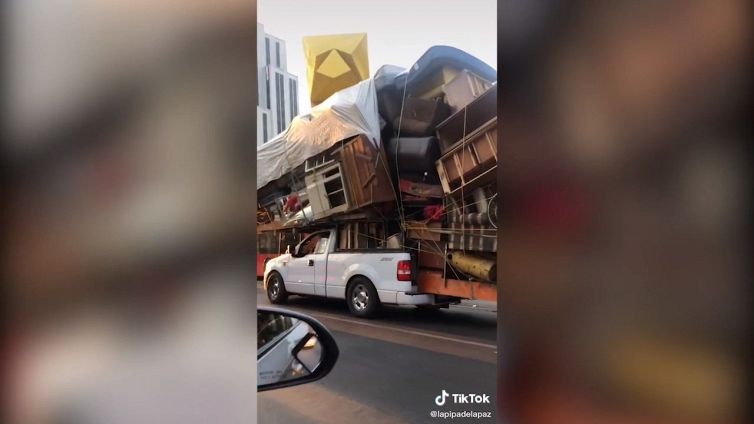 Un trasloco incredibile: tutta la casa sul pick-up