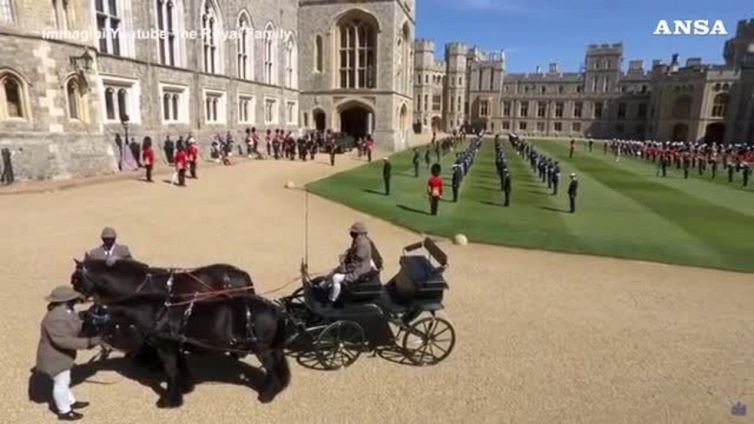 Funerali Filippo, il feretro arriva nella sua Land Rover