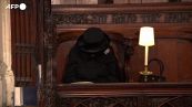 Funerali Filippo, la Regina seduta da sola da' l'addio a suo marito