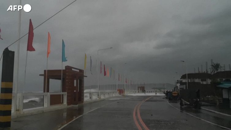 Filippine, onde altissime con l'avvicinamento del tifone Surigae