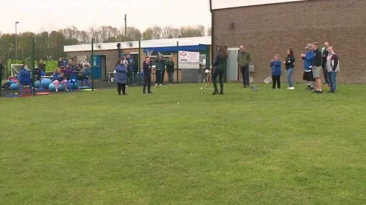 Kate e William ridono mentre giocano a golf: la duchessa di Cambridge manca la pallina